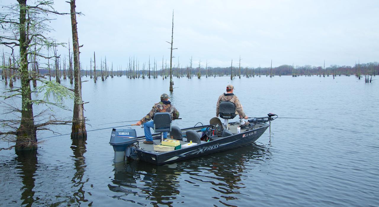 两位男士在黑湖国家野生动物保护中心钓鱼