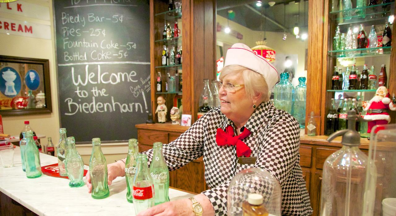 一位女士在比登哈恩博物馆展示老式可口可乐瓶