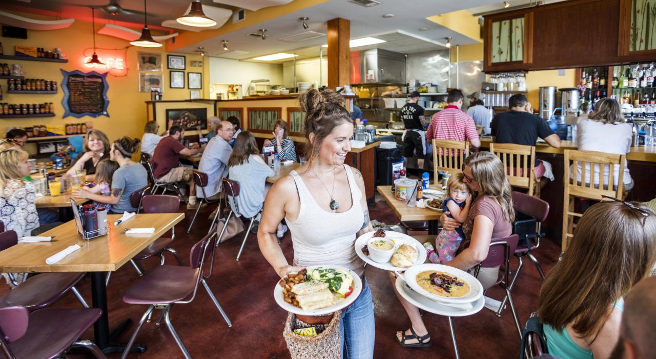 Sunny Point Cafe 咖啡馆热闹繁忙的早午餐时光