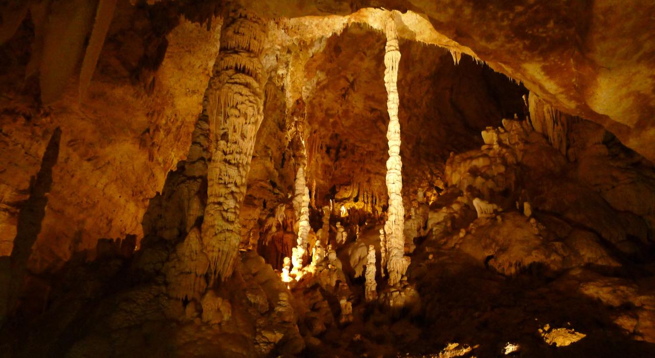 在天然桥洞进行地下探险之旅