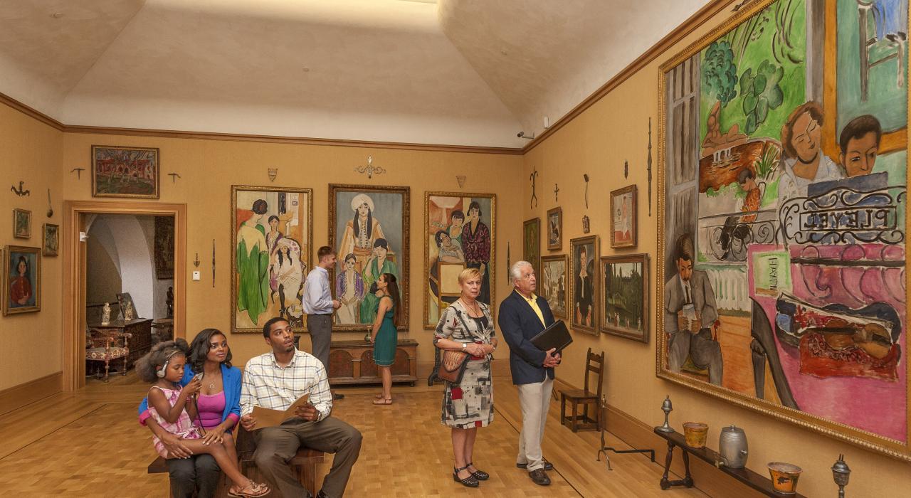 参观巴恩斯基金会博物馆的现代艺术展