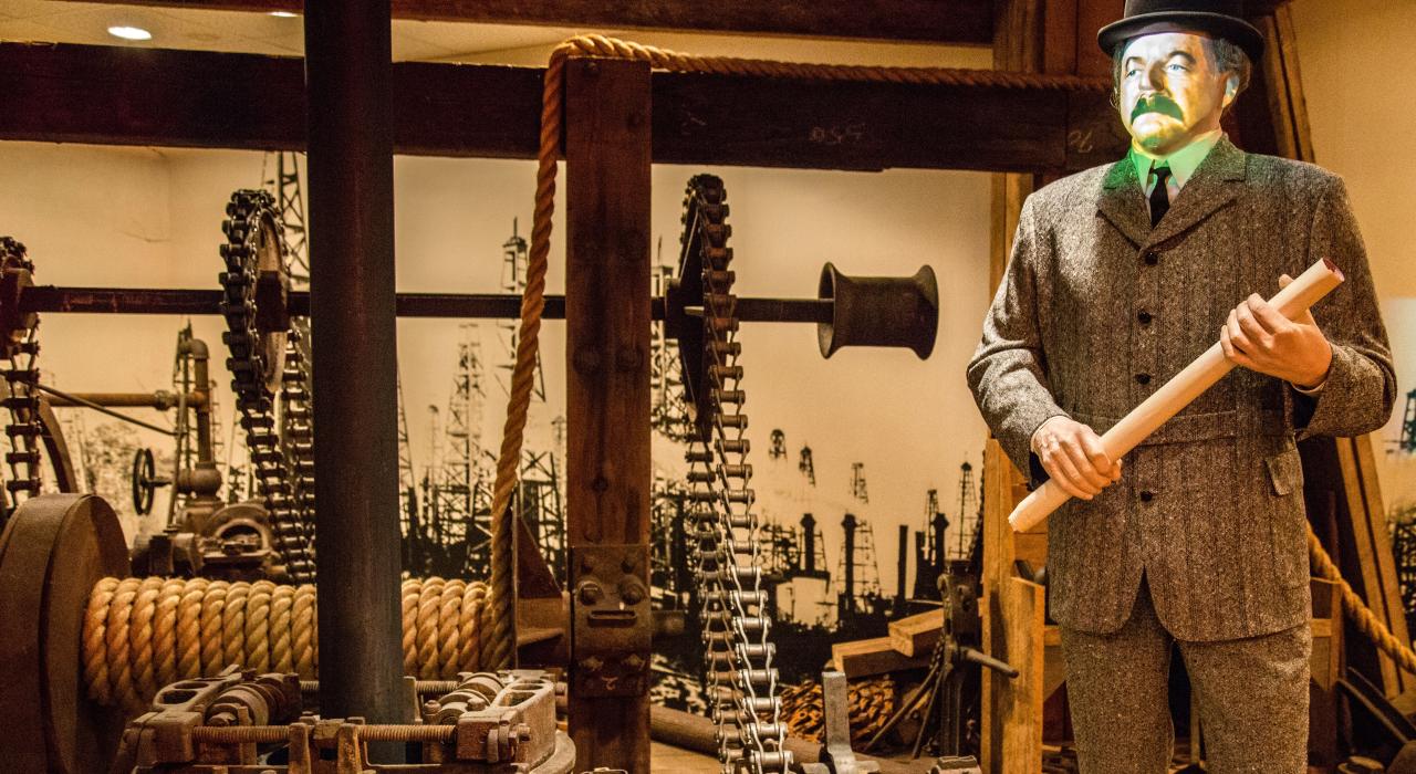 Explicación sobre el descubrimiento de petróleo en el Spindletop-Gladys City Boomtown Museum 