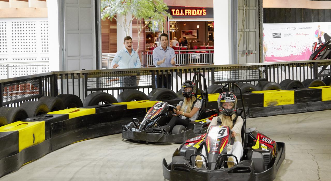 邀上朋友，在 Destiny USA 购物中心的 Pole Position 室内卡丁车赛道大战一场