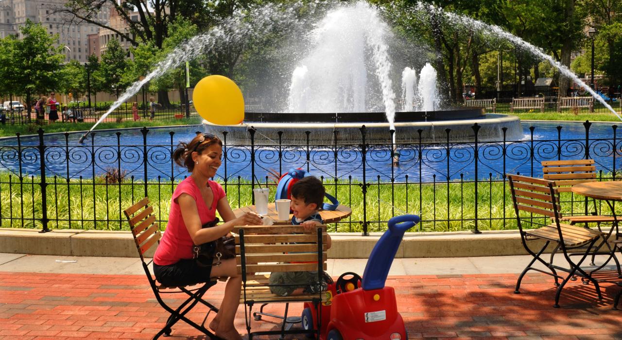 享受富兰克林广场阳光明媚的午后时光