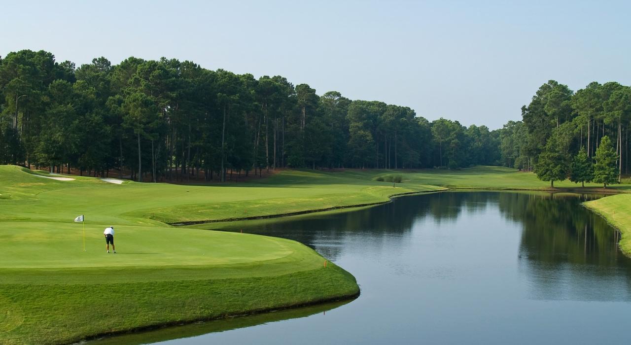 在一家锦标赛球场纵享高尔夫体验