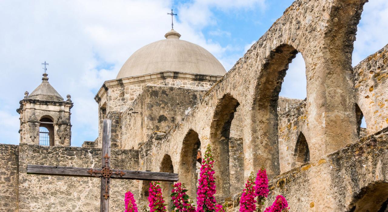 湖岸上始建于 1720 年的圣何塞传教区