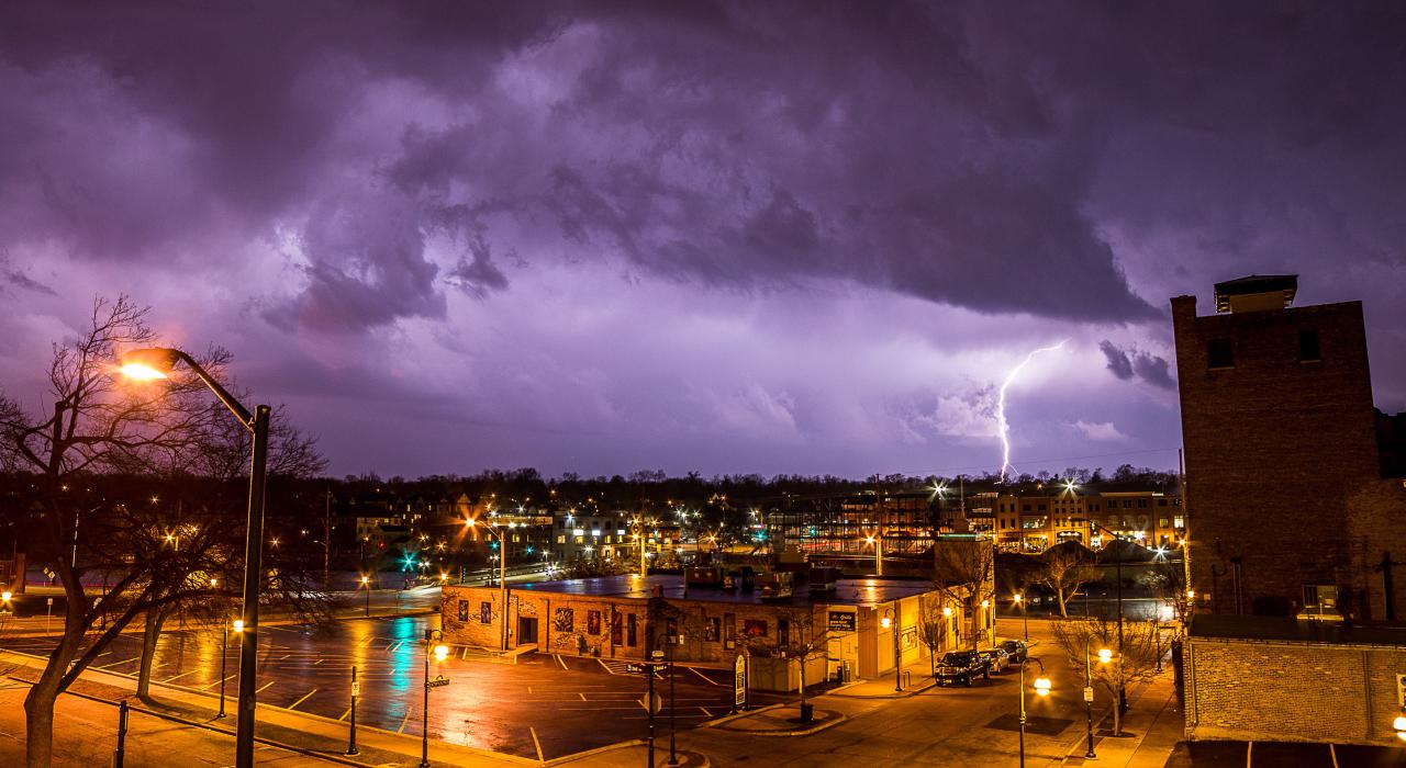 Centre-ville de St. Charles sous l’orage
