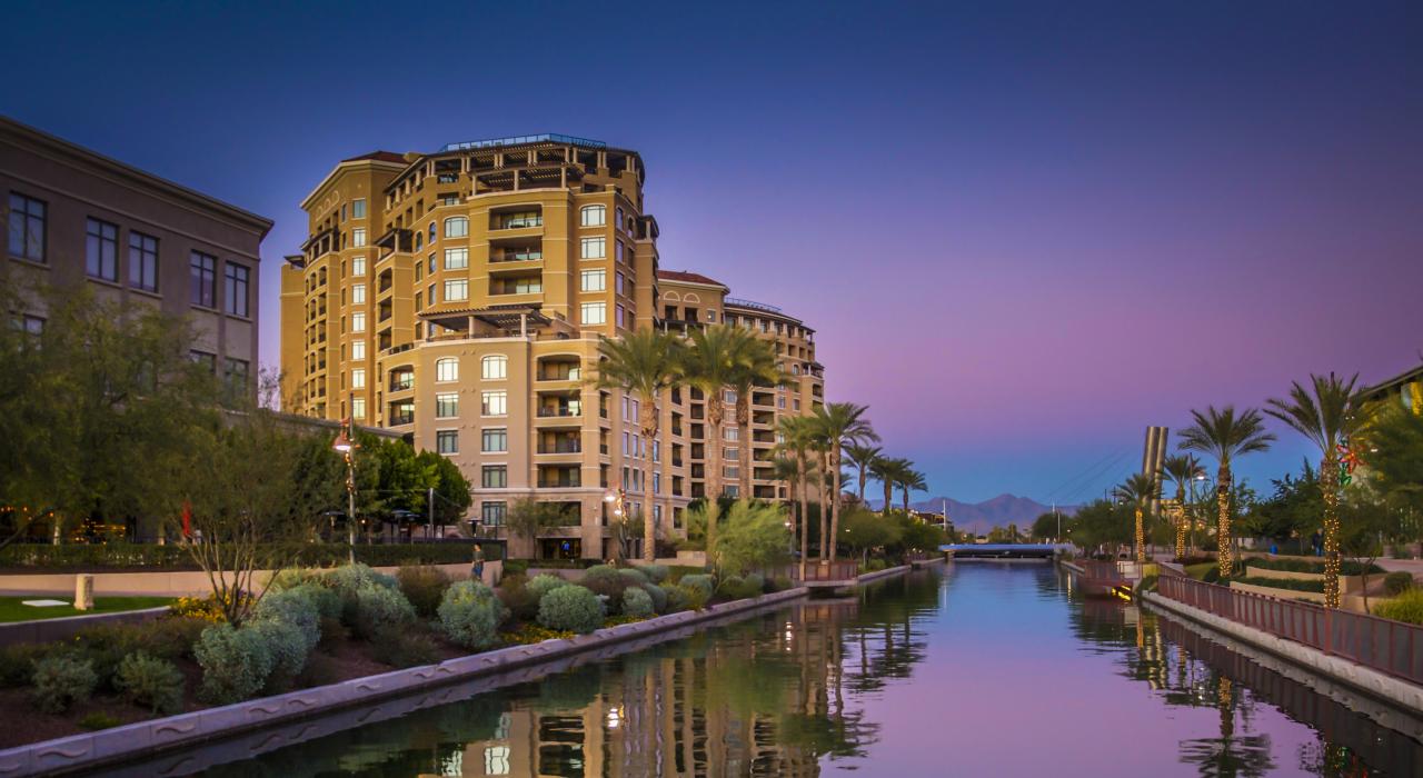 黄昏时，面朝亚利桑那运河的斯科茨代尔河岸广场