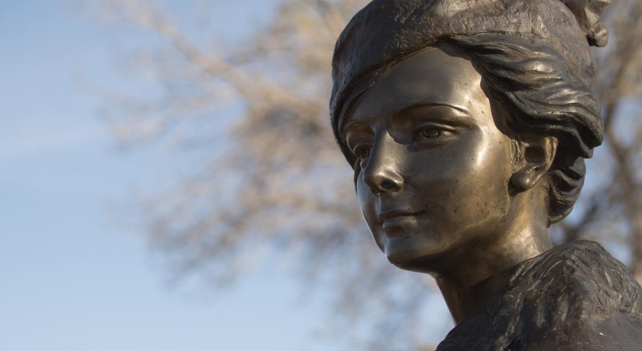 海伦·福斯特·斯诺的铜像，该铜像是中国送给海伦家乡的礼物