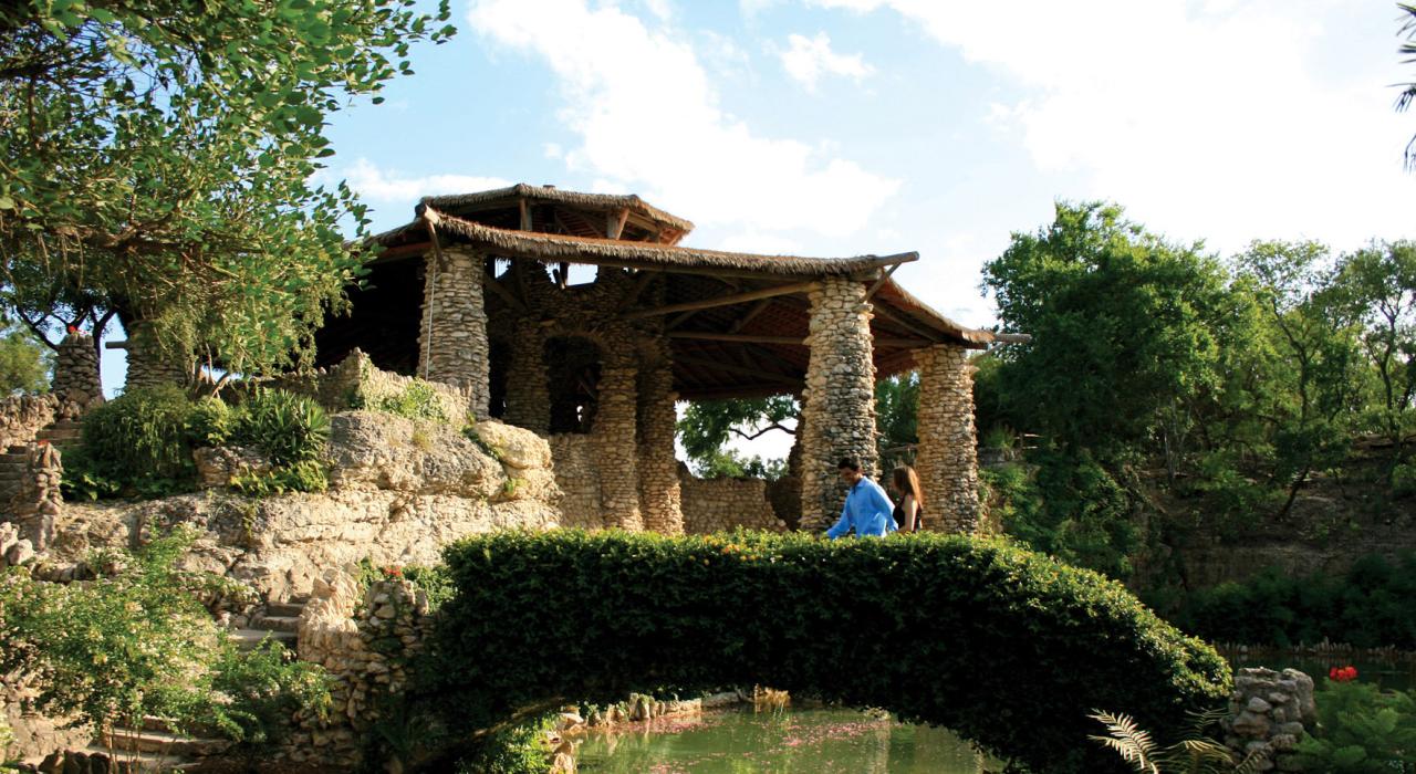 日本茶园中一座桥上的行人