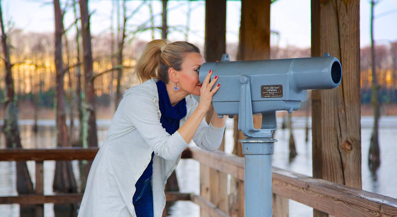眺望黑湖国家野生动物保护中心的湖景