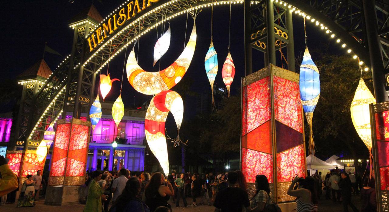 点亮 Hemisfair 公园的传统圣庭灯