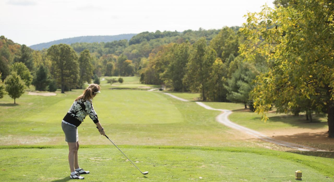 在此地区众多高尔夫球场中选择一家开球