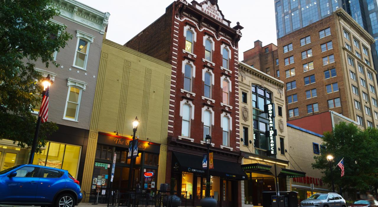 傍晚时分罗利市的费耶特维尔街