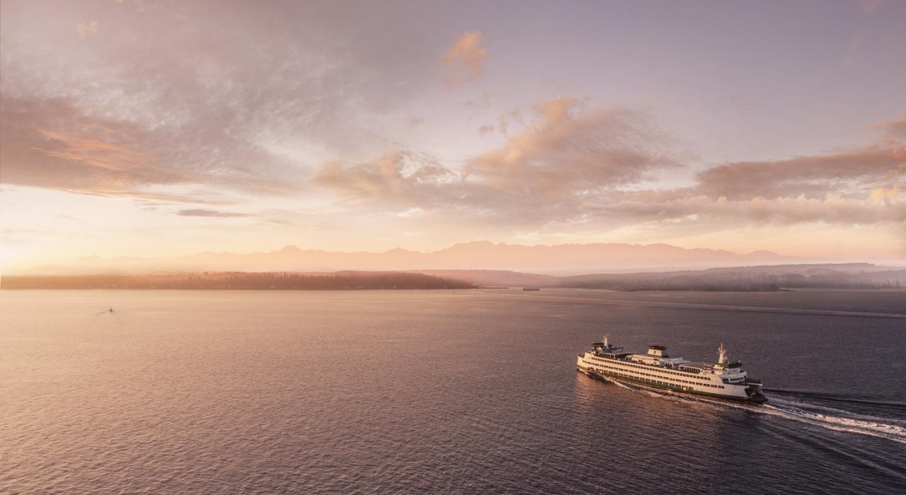 在日落时分搭乘普吉特海湾的渡轮