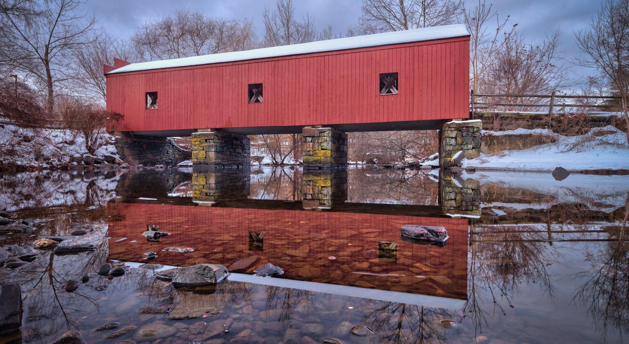 廊桥倒映在平静的磨坊河上