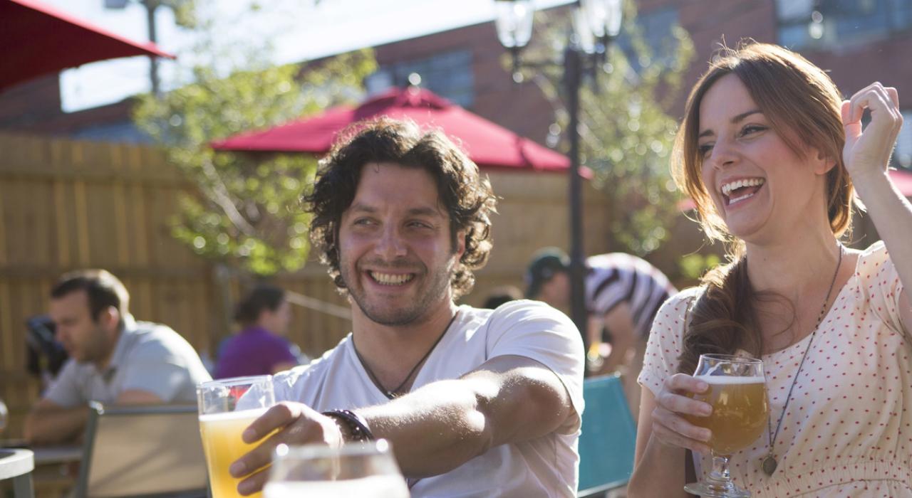 在 Resurgence Brewing Company 酿酒公司与朋友一起品尝精酿啤酒