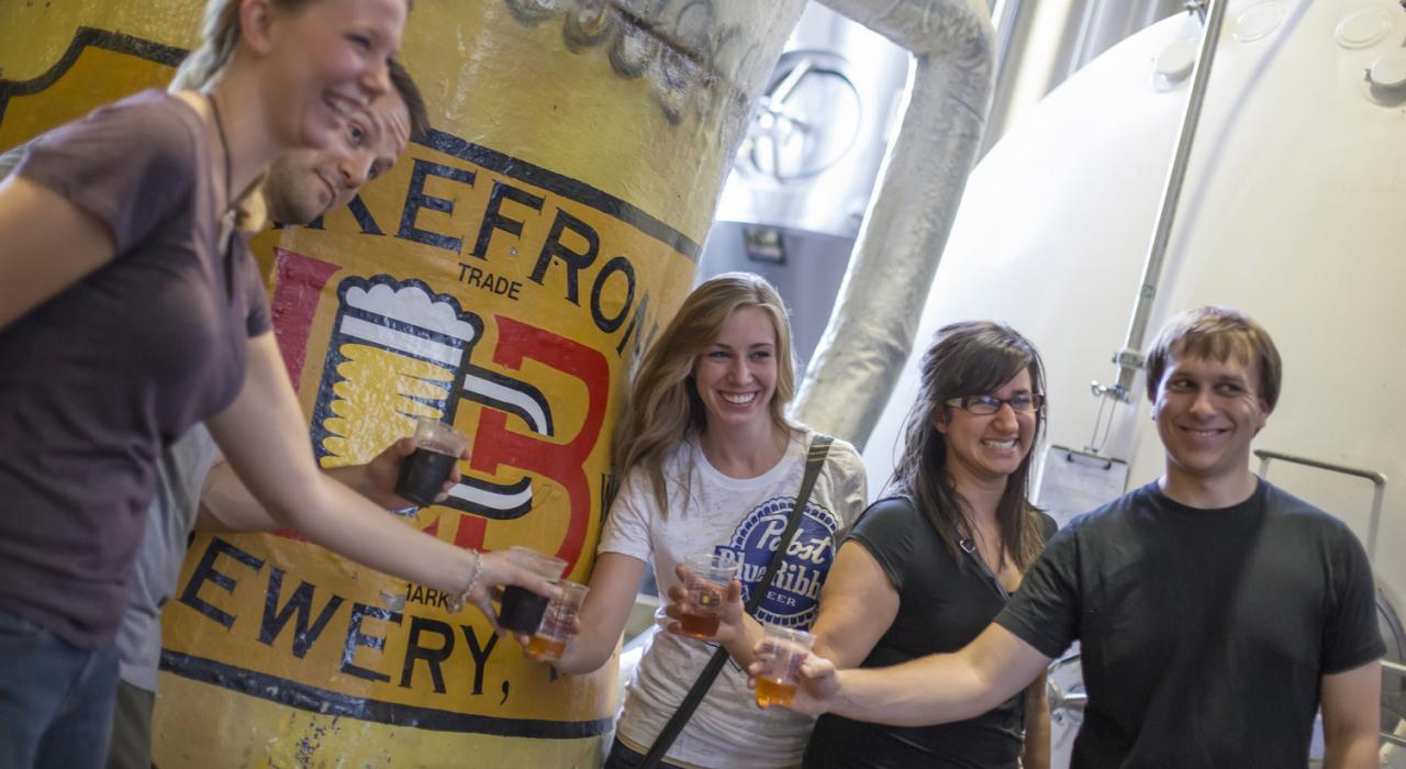 在 Lakefront Brewery 啤酒厂干杯