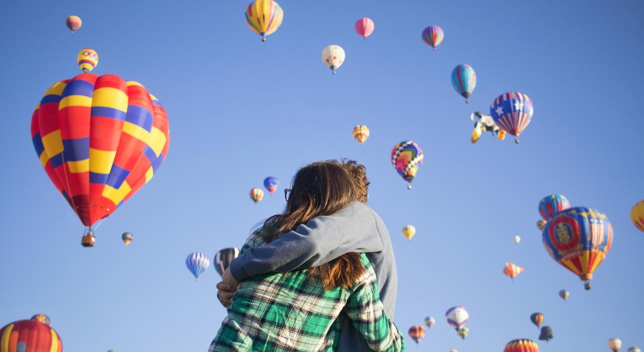 在阿尔伯克基热气球嘉年华观看热气球升空