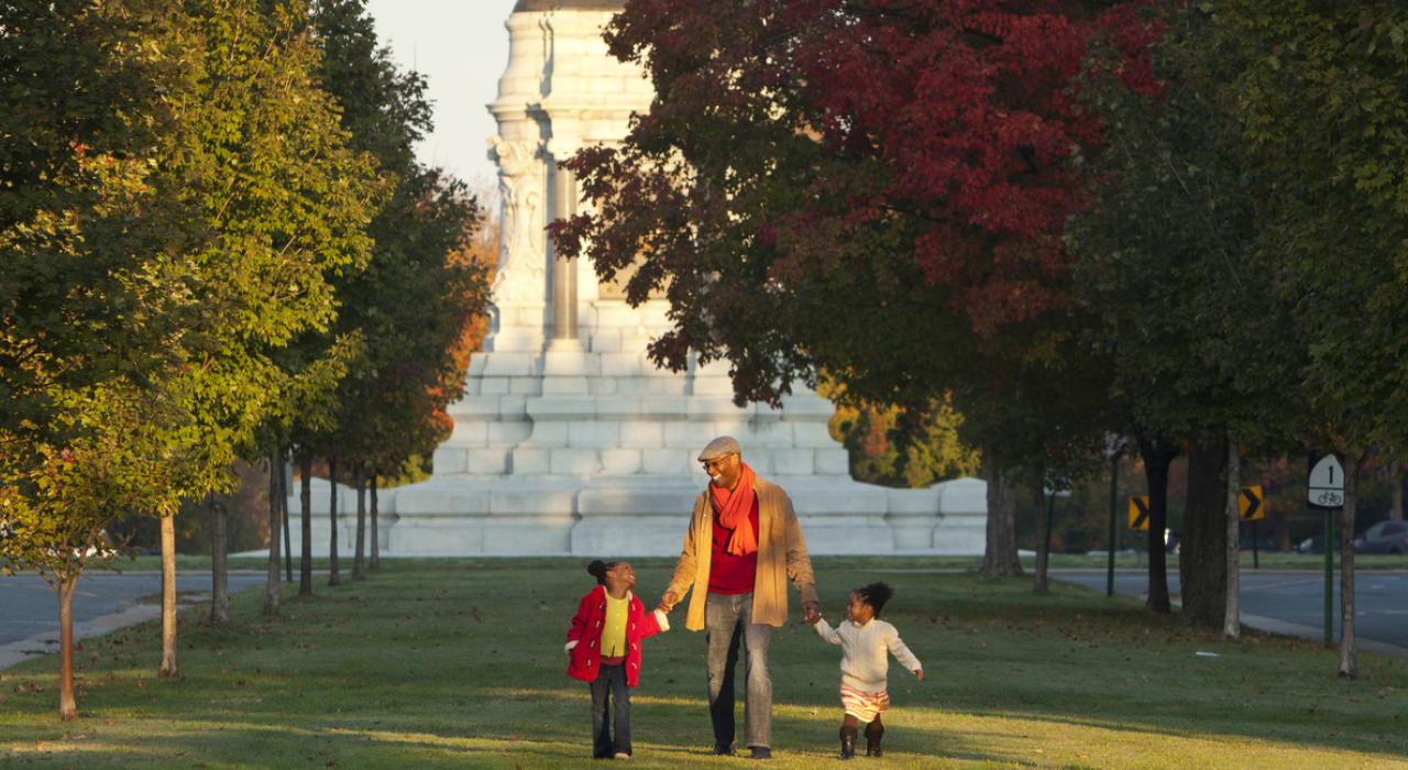 和家人一起在 Robert E.Lee 雕像附近的纪念碑大道游玩