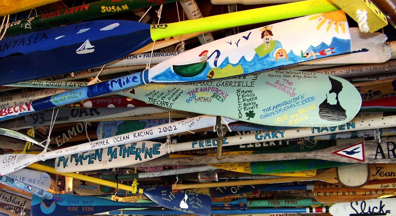 餐厅天花板上悬挂着船桨装饰