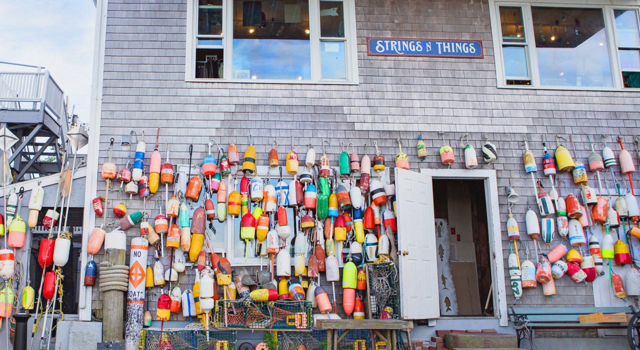 市区古雅的商店外布满浮标装饰