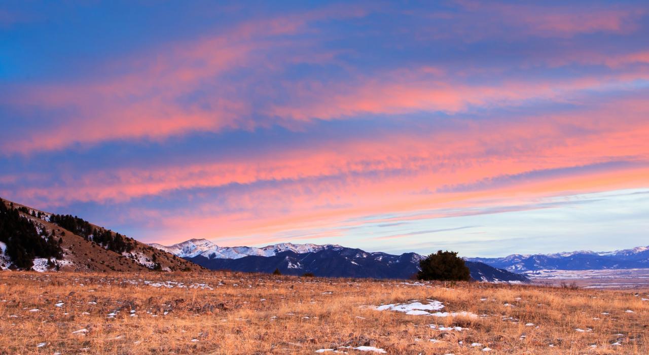 日落时群山之上彩霞满天