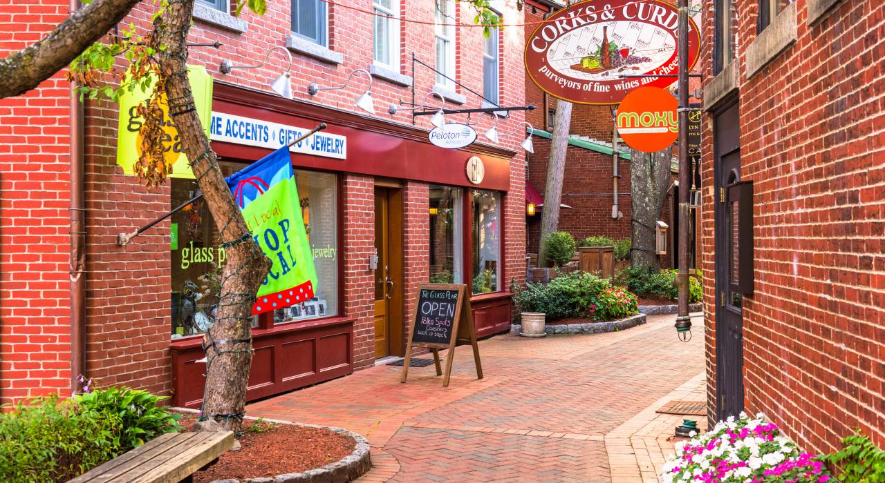 古老 Commercial Alley 街上的商店和餐厅