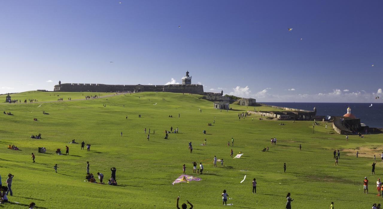 天气晴朗时在埃尔莫罗城堡野餐和放风筝