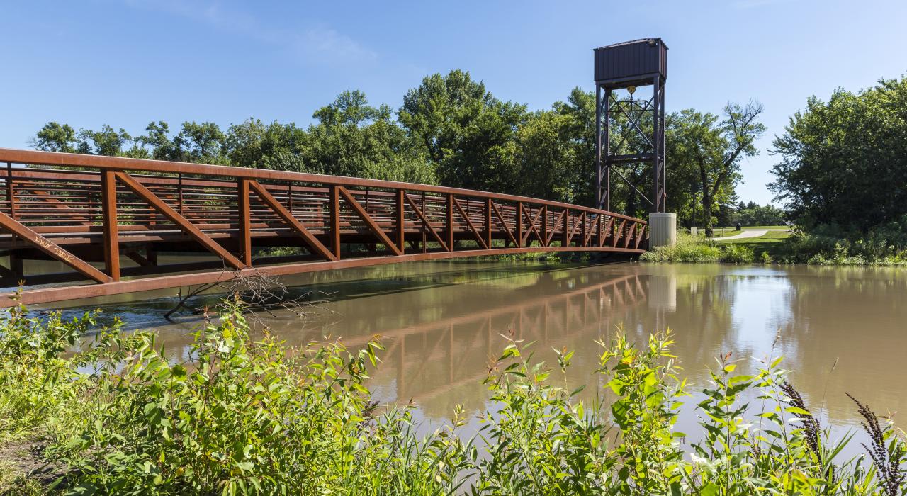 横跨在红河上的人行桥