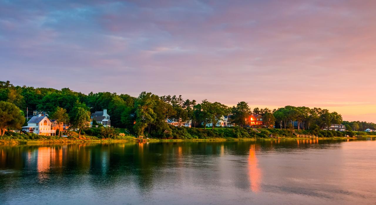 日出时的阳光洒在美丽的海岸线上
