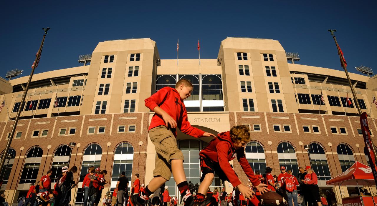 等待进入纪念体育场，观看 Cornhuskers 球队比赛