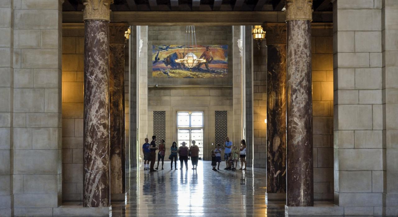 游览由印第安纳石灰岩建造的内布拉斯加州议会大厦