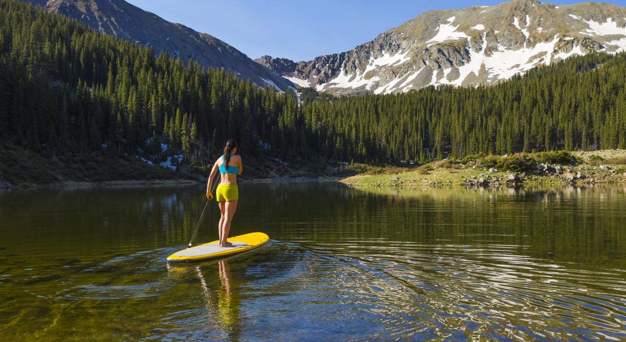 站在浮板上，于高山河道中安静地游玩