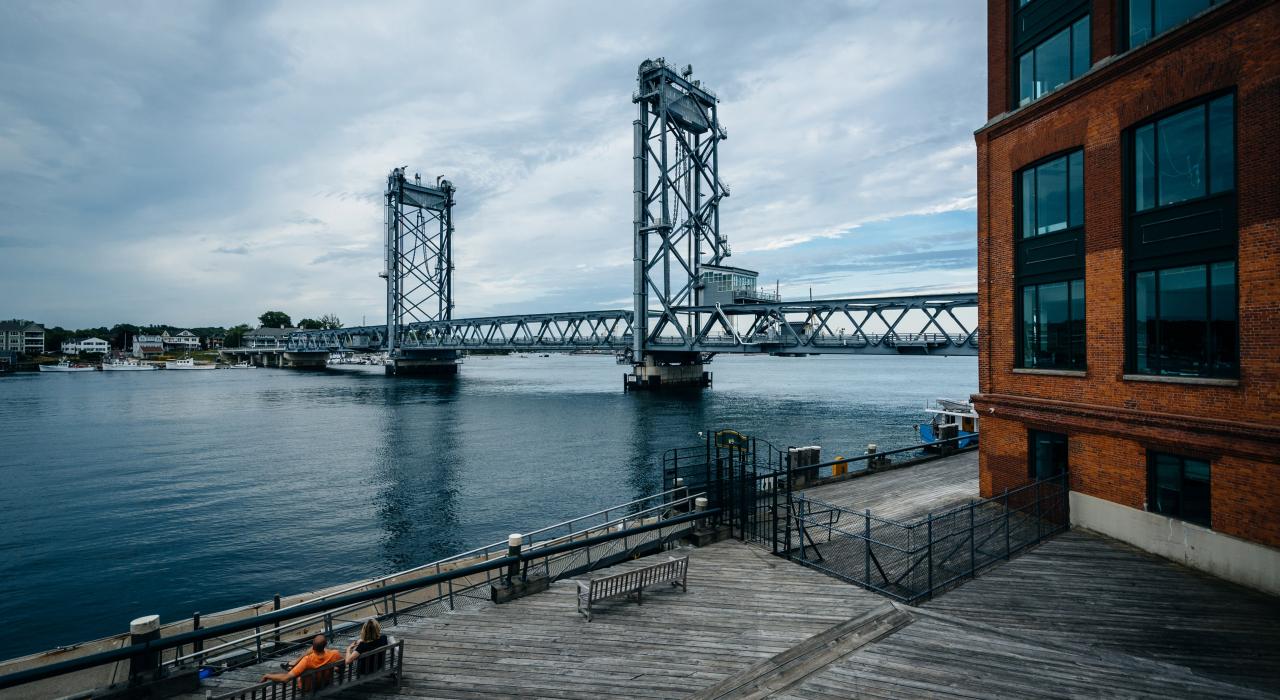 市区的纪念大桥景观