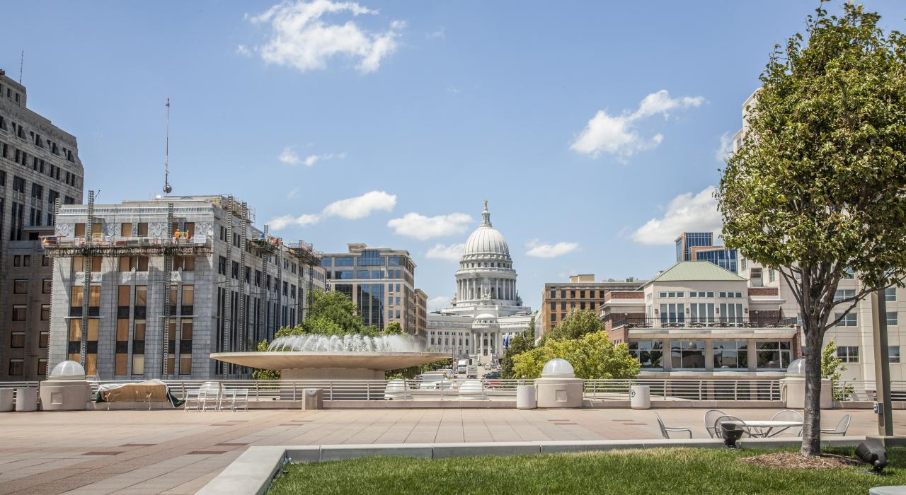 由 Frank Lloyd Wright 设计的湖滨建筑：莫诺纳露台