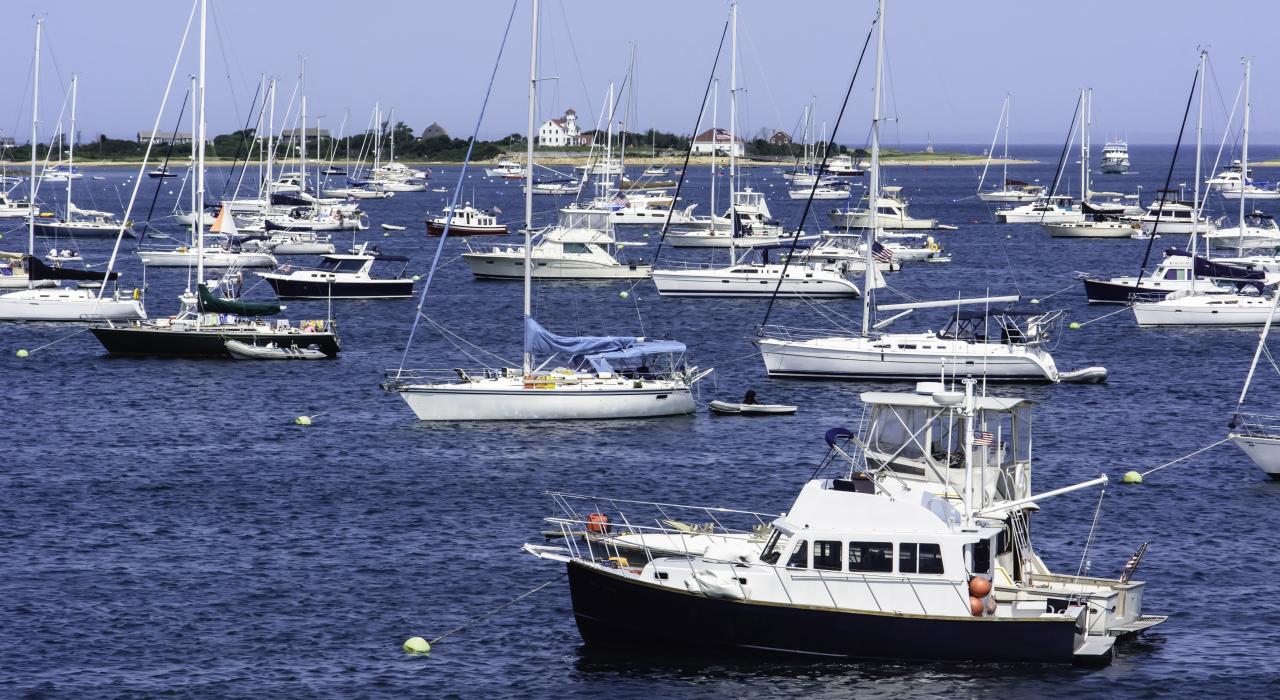 数十艘游艇停靠在奥尔德港海湾处