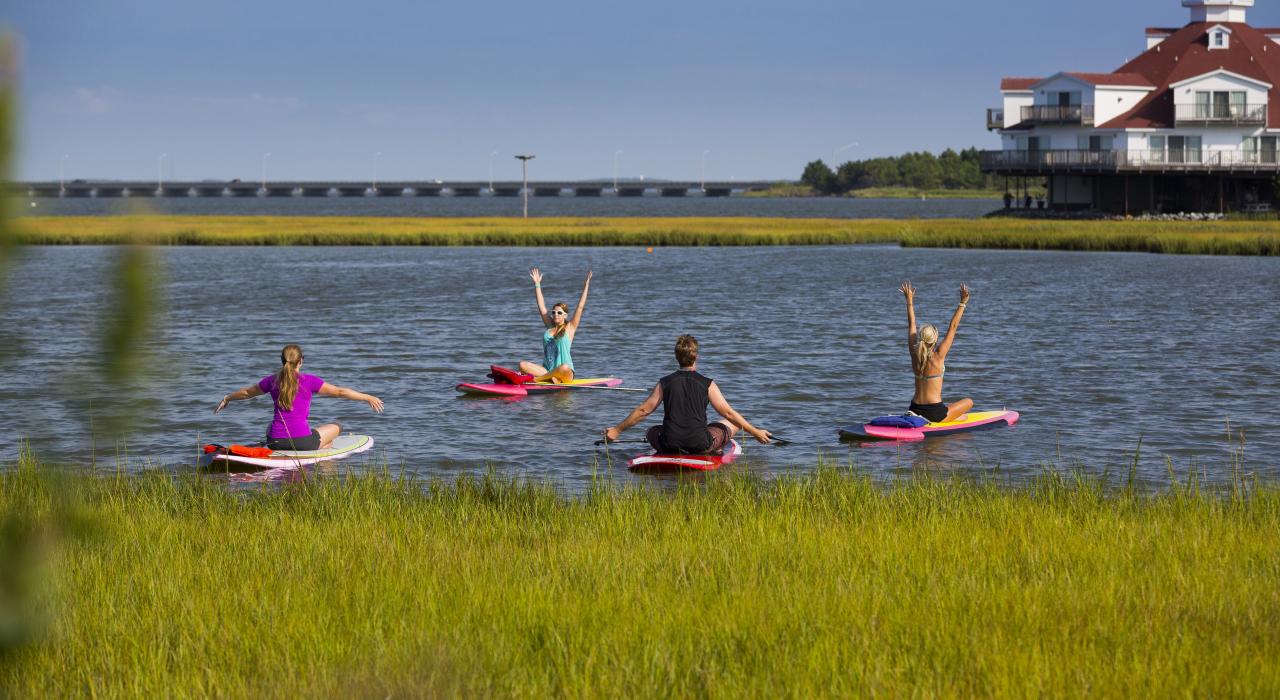 在单桨冲浪板上练瑜伽