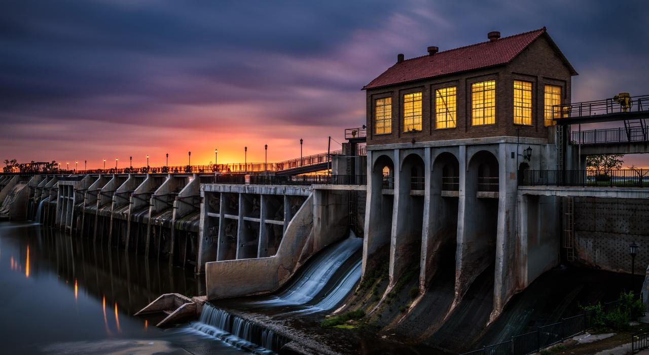 水流通过古老的奥弗霍尔泽湖大坝