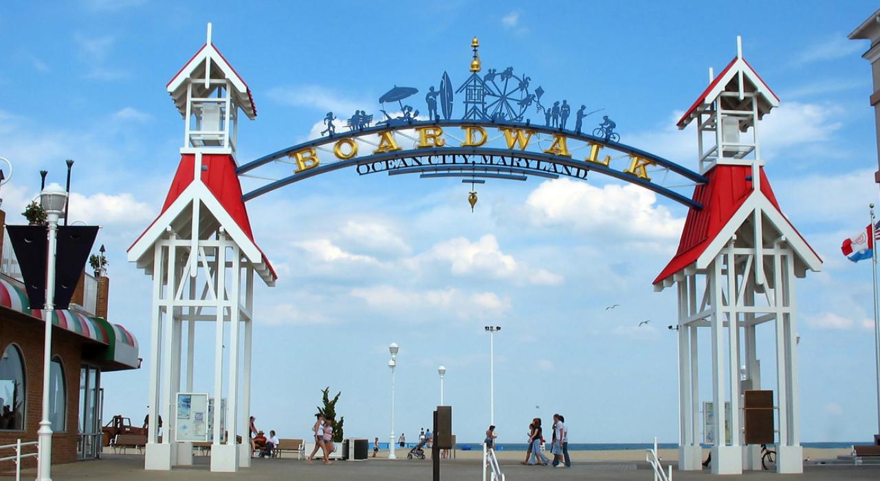 木板路上用来欢迎游客的彩色拱门