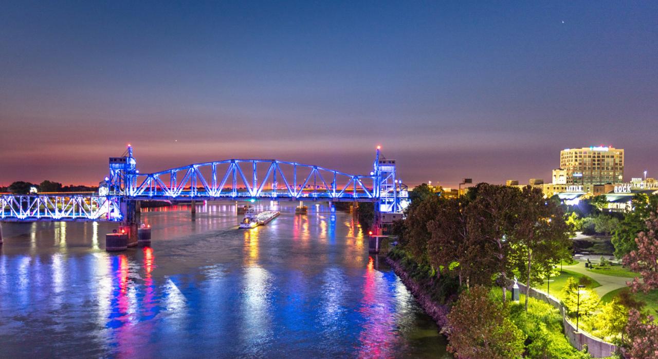 太阳升起时的 Junction 桥和河滨公园