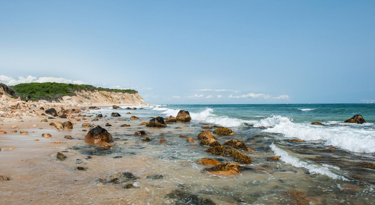 海浪拍打着北 Mansion Beach 海滩的东部海岸线