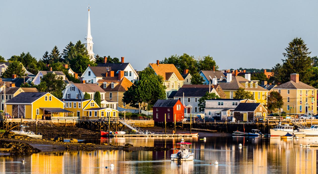 夏季时颇为热闹的小港