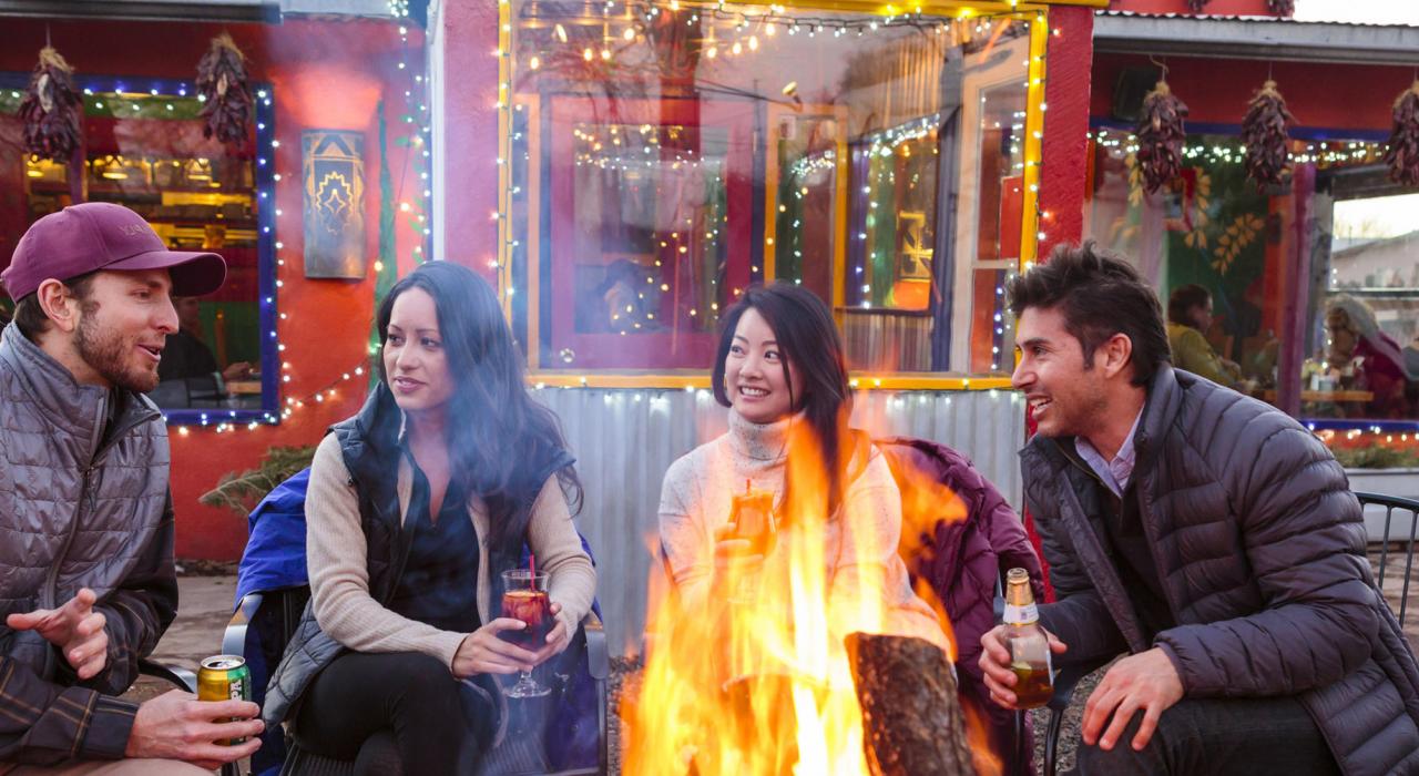 围绕店前篝火的户外社交活动