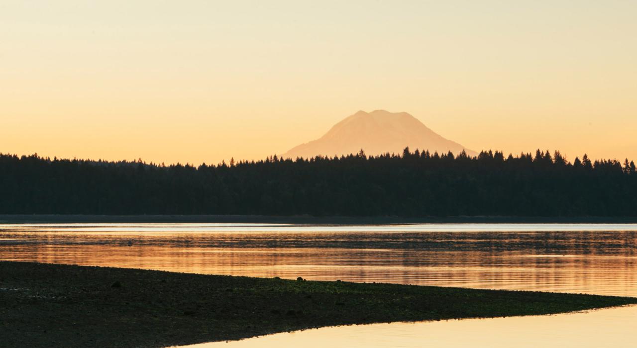 从希望岛眺望瑞尼尔山