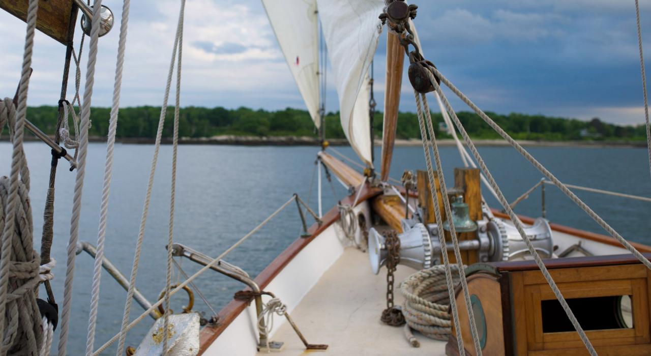 搭乘 Portland Schooner 公司的船只扬帆起航