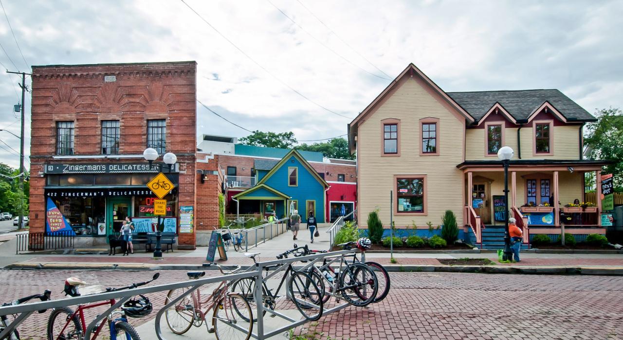 Tiendas y restaurantes en el centro, incluido el famoso Zingerman's Deli