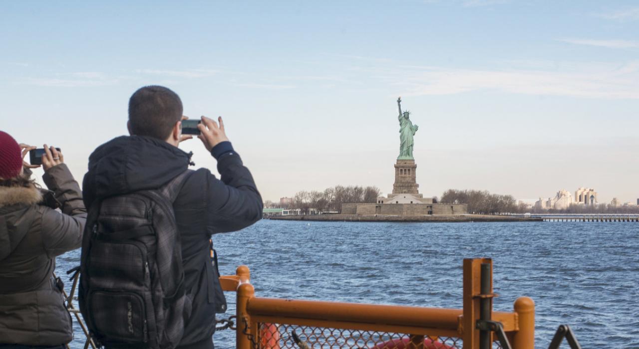 从斯塔滕岛渡轮遥望名满全球的纽约市标志，自由女神像