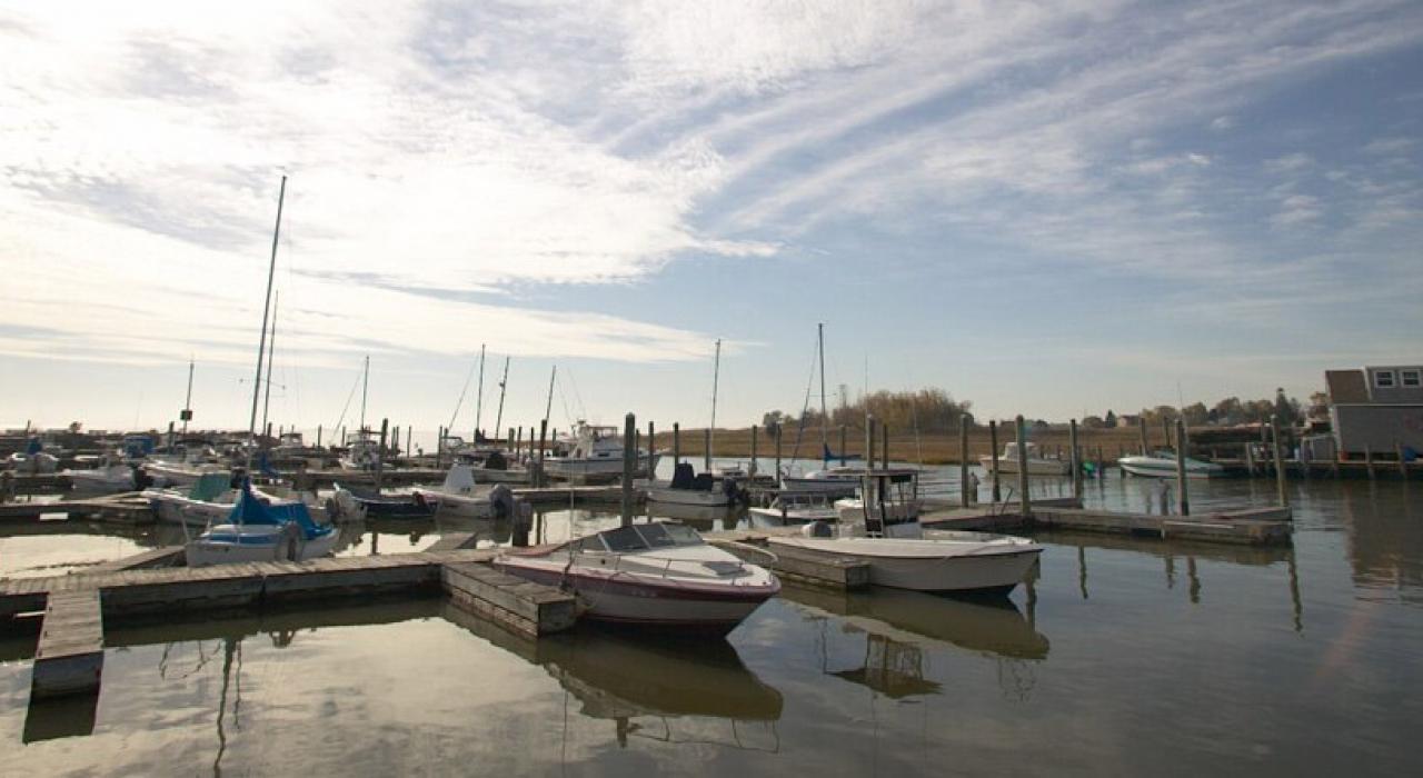 布兰福德海滨码头上宁静的一天