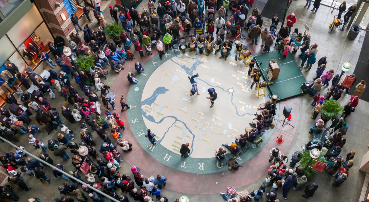 River Park Square 广场中庭是当地人最喜爱的聚会场所，人们可以在这里参加各种活动，也可以去购物